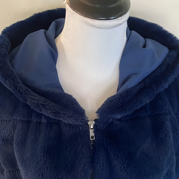 NWT Christian Siriano fun 🤩 cobalt blue hooded faux fur jacket. - Picture 4 of 7